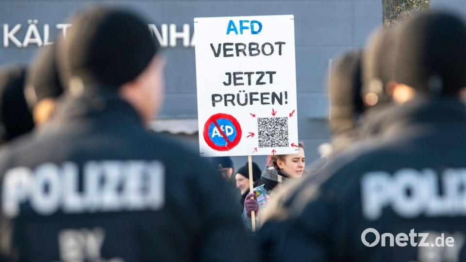 Demonstranten stehen in Greding der Polizei gegenüber. Bild: Stefan Puchner/dpa