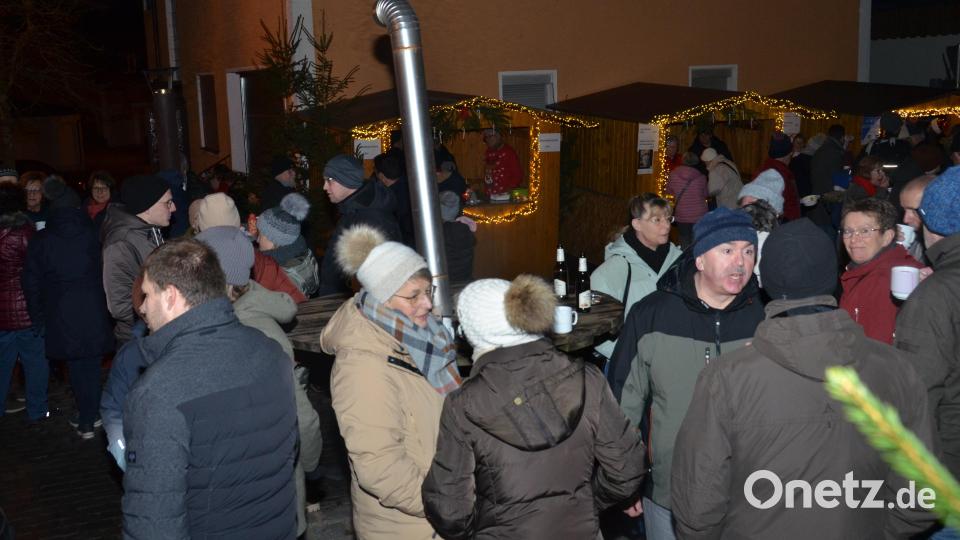 Rund um die Feuerstellen versammelten sich die Besucher zur Geselligkeit und Unterhaltung. Die Budenstadt war mit Lichtern geschmückt. Bild: dob