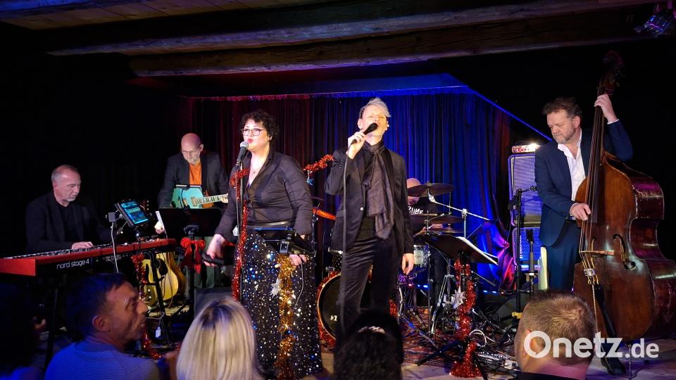 Steffi Denk und Markus Engelstädter begeisterten mit ihren Ausnahmestimmen. Für die passende musikalische Begleitung sorgten die Topinstrumentalisten Bernd Meyer, Andreas Blüml, Gerwin Eisenhauer und Uli Zrenner-Wolkenstein (von links). Bild: prh