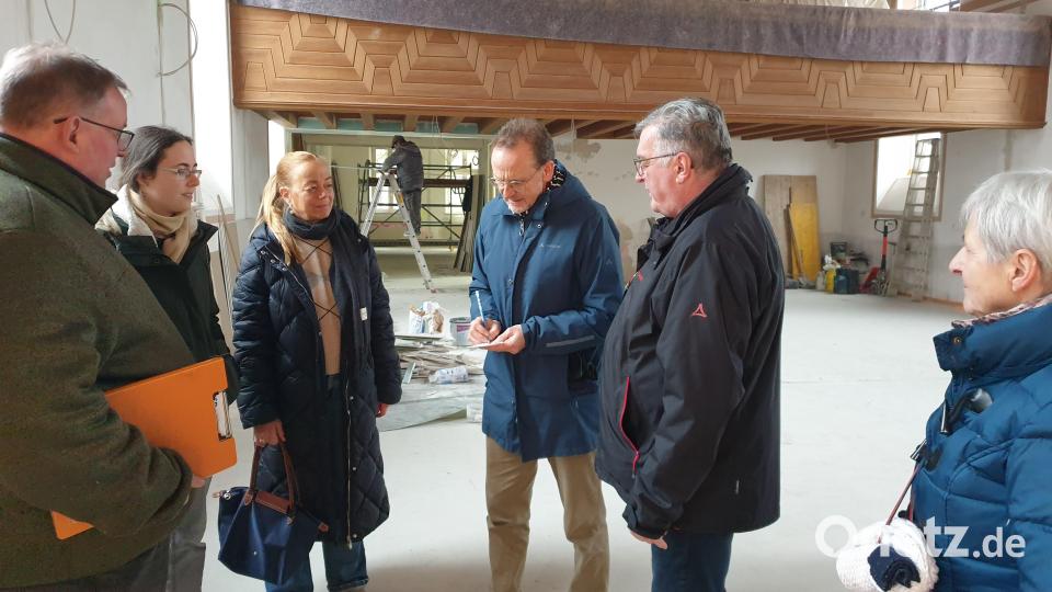 Der Bauausschuss bei der Arbeit: Links Pfarrer Thomas Berthold, der in der Vakanzzeit das Projekt betreut. Bild: Susanne Götte