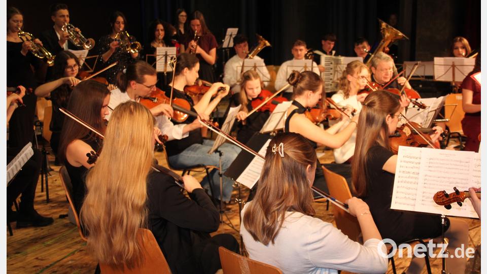 Das 50-köpfige Orchester des Stiftland-Gymnasiums erntet beim Weihnachtskonzert viel Applaus. Bild: kro