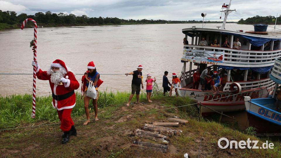 Brasilien: Weihnachtsmann überrascht Kinder in Flussgemeinde Careiro da Varzea Bild: Edmar Barros/AP/dpa