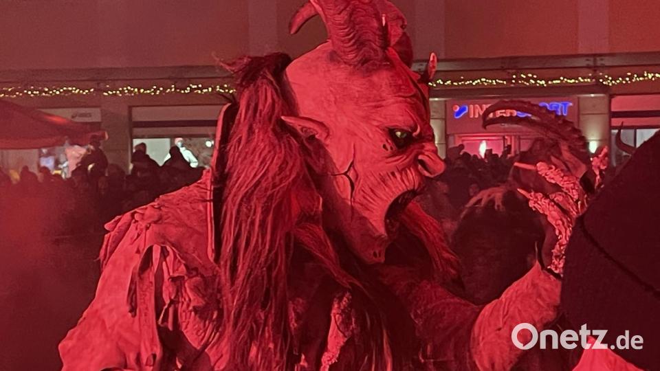 Eine schauerliche Maske, lange Krallen und ein Gewand aus Ziegen- und Schafshaar sind das Kennzeichen der Krampusse, die gerne das Publikum erschrecken. Bild: Susanne Schwab