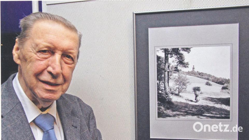 Hier ist Max Paulus junior anlässlich einer Ausstellung der Siemens-Fotogruppe zu sehen. Rechts im Bild ein „Bucklkirmweibl“ auf dem Maria-Hilf-Berg. Archivbild: Gerd Spies