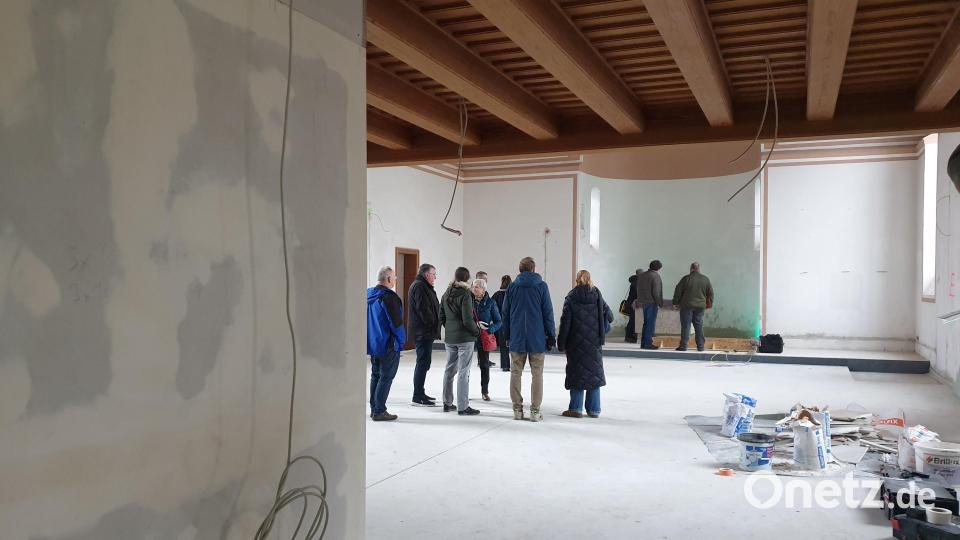 In welcher Farbe soll der Kirchenraum gestrichen werden? Wie sieht das optimale Beleuchtungskonzept aus? Schritt für Schritt kommt die Gemeinde ihrem Ziel näher, einen hellen und multifunktionalen Kirchenraum zu schaffen. Bild: Susanne Götte