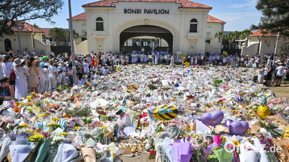 Blumenmeer am Bondi Beach: Sydney hält inne für die Terroropfer Bild: Mick Tsikas/AAP/dpa
