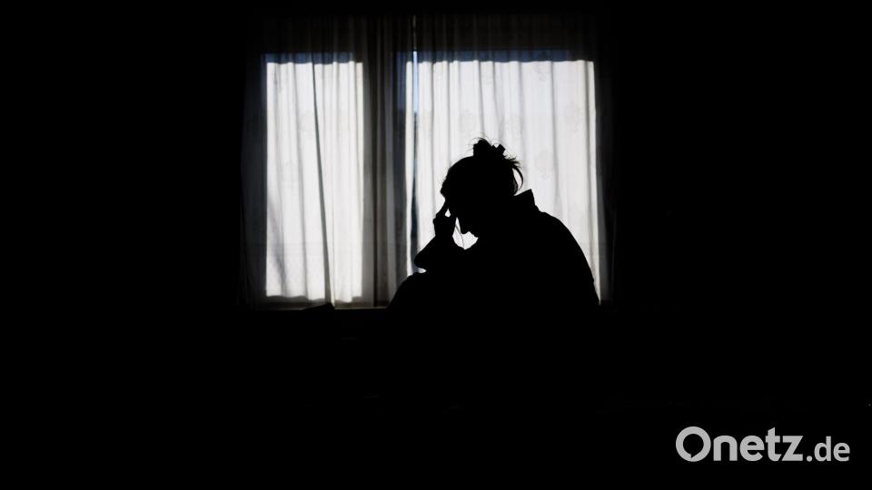 Einsamkeit ist ein häufiger Anlass für Anrufe bei der Telefonseelsorge. (Symbolbild) Bild: Julian Stratenschulte/dpa