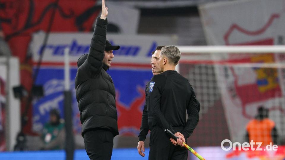 Trainer Ole Werner (RB Leipzig) diskutiert mit dem Schiedsrichterteam um Schiedsrichter Benjamin Brand. Bild: Jan Woitas/dpa