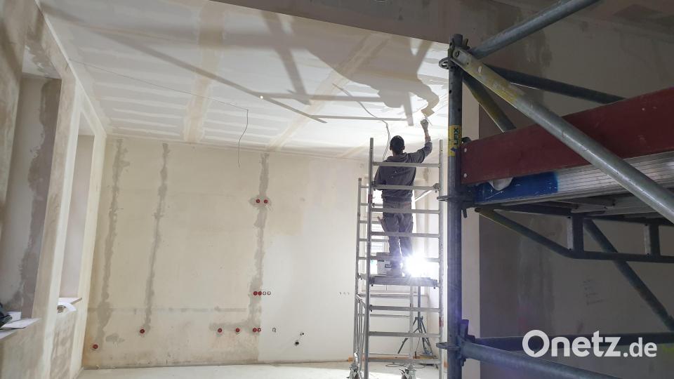 Für die Handwerker bleibt noch einiges zu tun, bis das Gemeindezentrum im kommenden Jahr eingeweiht wird. Bild: Susanne Götte