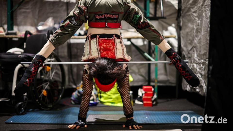 Die Aluminiumstange stabilisiert die Füße und gibt der gelähmten Artistin Orientierung. Bild: Christoph Reichwein/dpa