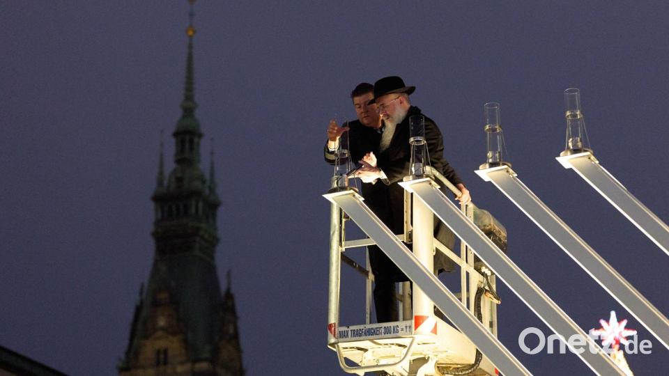 Andreas Dressel, Finanzsenator, und Shlomo Bistritzky, Landesrabbiner von Hamburg, entzünden zusammen den Chanukka Leuchter auf der Reesendammbrücke am Jungfernstieg. Bild: Georg Wendt/dpa