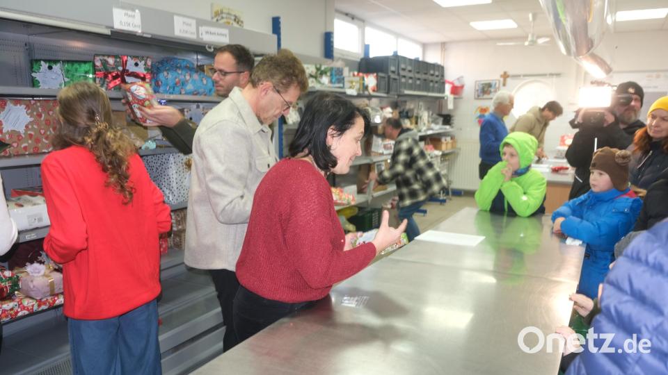 Lehrkräfte und Schülerinnen erfreuten am Samstag 65 Kinder mit Päckchen der Dr.-Johanna-Decker-Schulen. Bild: usc