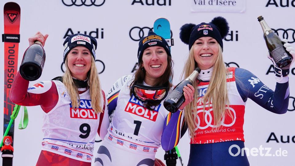 Neben Siegerin Hütter (links) und der drittplatzierten Vonn (rechts) lässt es sich gut feiern. Bild: Pier Marco Tacca/AP/dpa