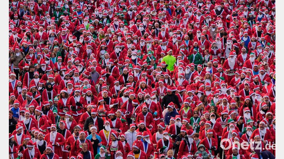 Starke Konkurrenz herrscht beim Weihnachtsmannrennen in Madrid. Bild: Manu Fernandez/AP/dpa