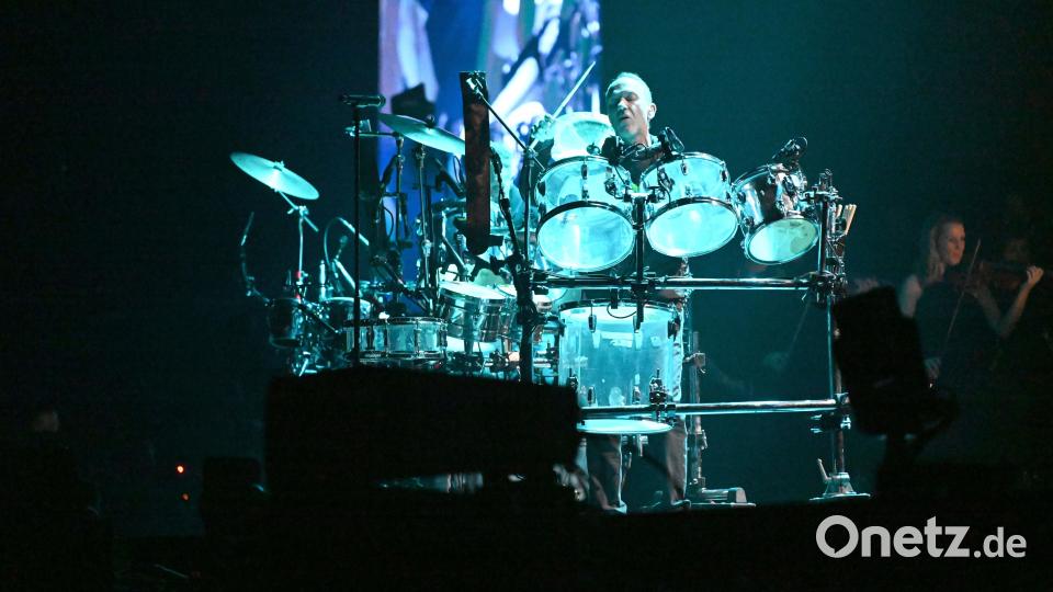 Multiperkussionist Morten Friis setzt seine Beats ins rechte Licht. Bild: Tobias Schwarzmeier