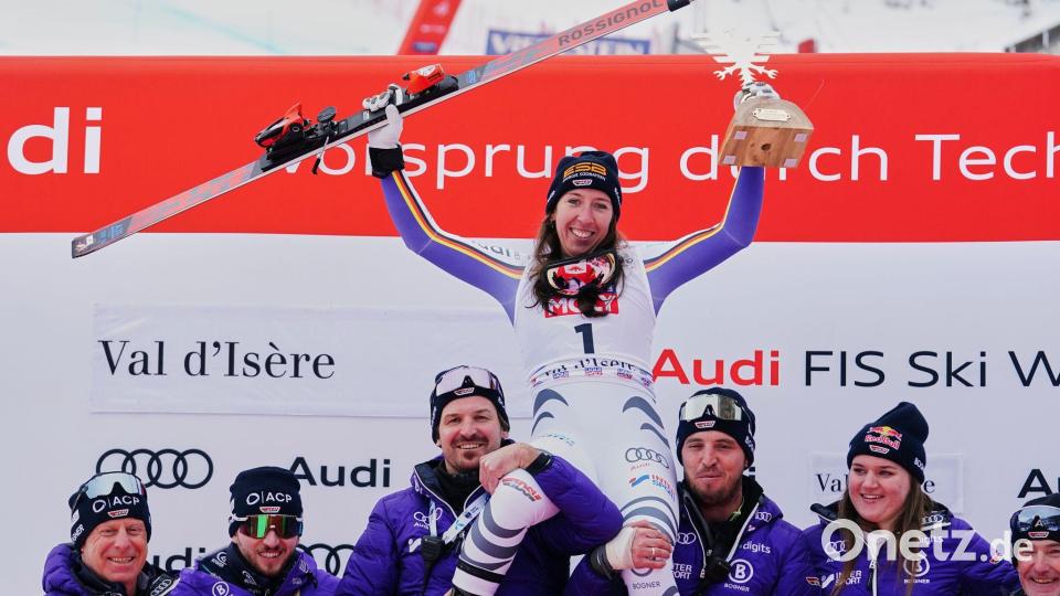 Kira Weidle-Winkelmann lässt sich für Rang zwei in der Abfahrt feiern. Bild: Pier Marco Tacca/AP/dpa
