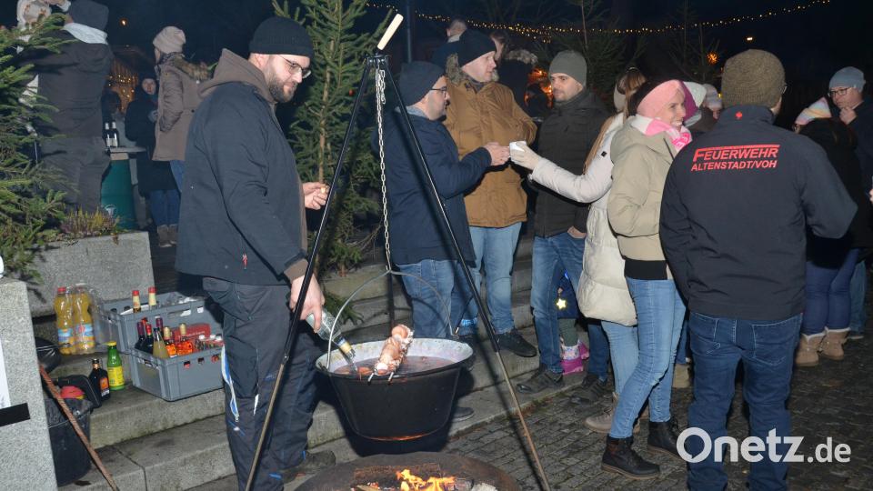 Mit einer Feuerzangenbowle über dem offenen Feuer konnten sich die Besucher erwärmen. Sie kam bei den Besuchern richtig gut an. Bild: dob
