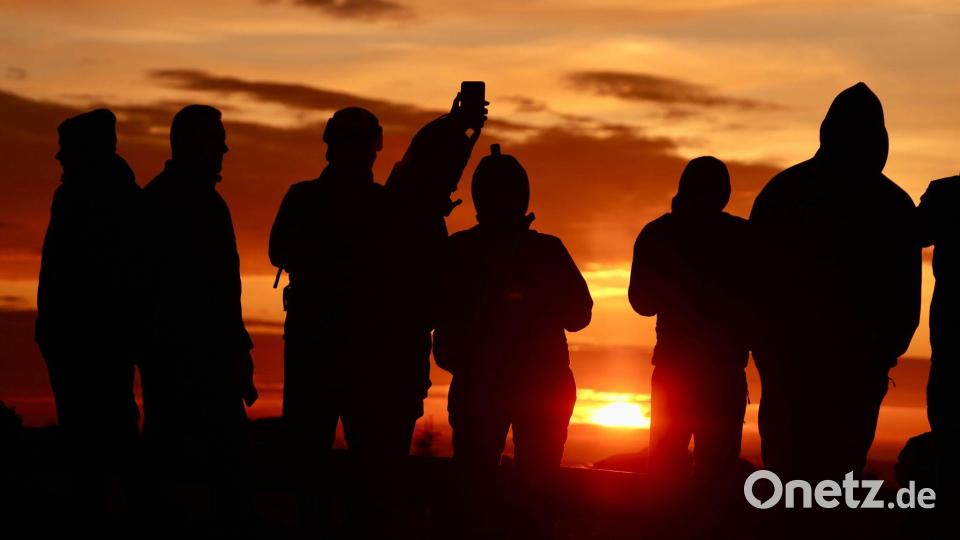 Wintersonnenwende: Wanderer erleben auf dem Brocken im Harz den Sonnenaufgang am kürzesten Tages des Jahres. Bild: Matthias Bein/dpa