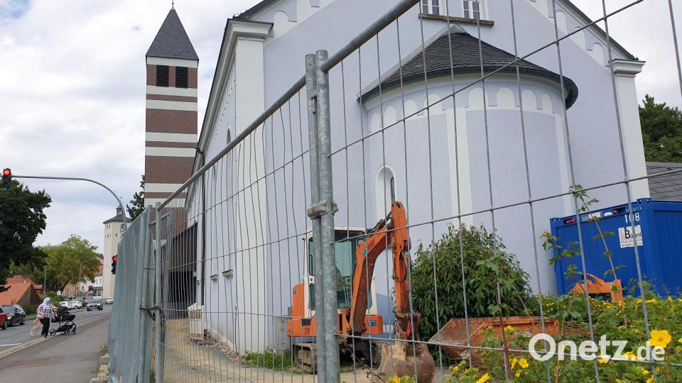 Seit Monaten dominieren Bagger und Bauzäune das Bild rund um die evangelische Erlöserkirche in Tirschenreuth. Doch der Umbau geht voran und liegt im Zeitplan. Bild: Susanne Götte