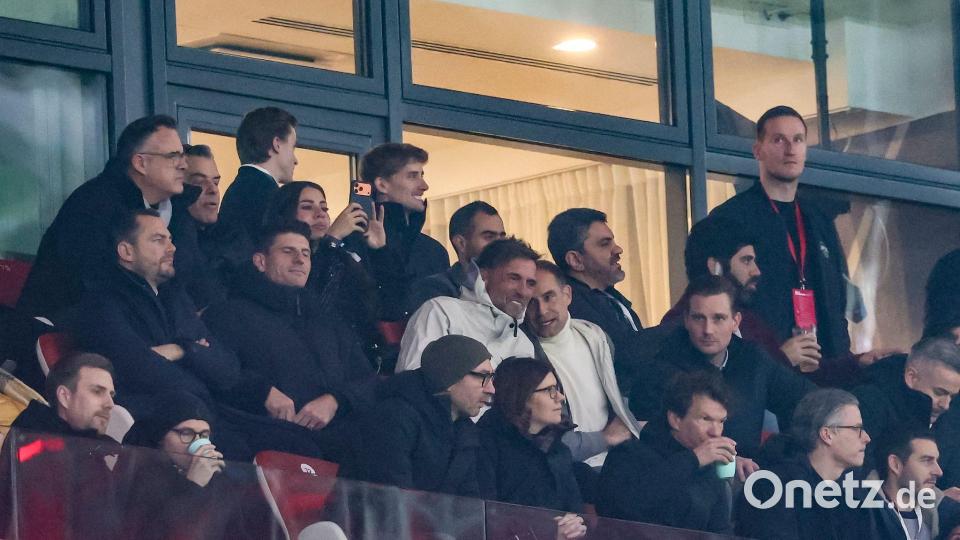 Jürgen Klopp, Global Sports Director Red Bull, und Oliver Mintzlaff, Geschäftsführer Red Bull, sitzen gemeinsam auf der Tribüne. Bild: Jan Woitas/dpa