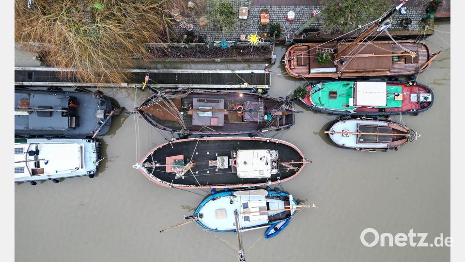 Traditionsschiffe liegen im grauen Wasser im Hafen von Leer. Bild: Lars Penning/dpa