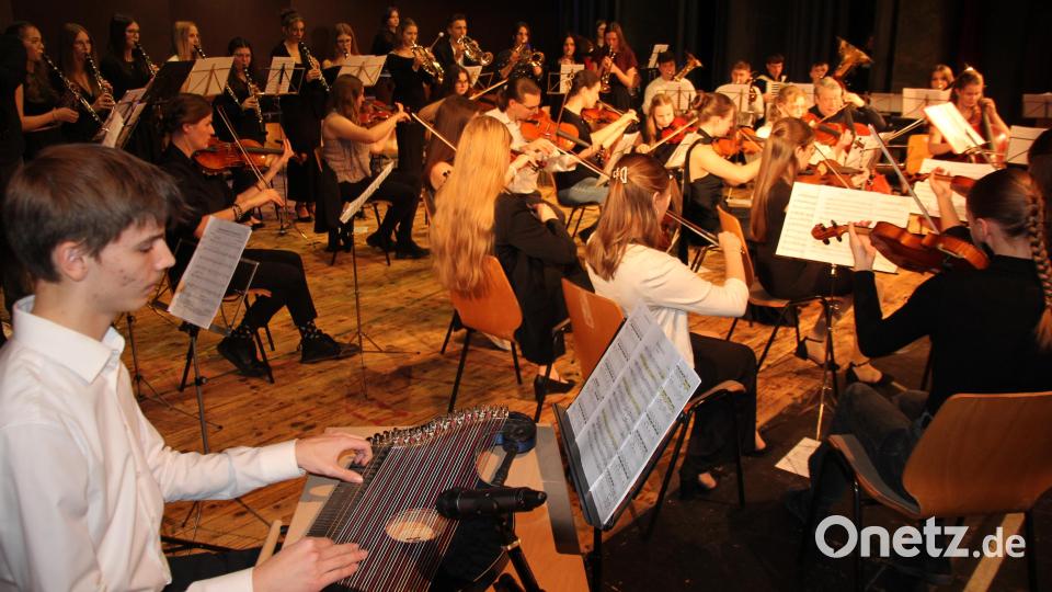 Als toller Klangkörper erweist sich das Orchester des Stiftland-Gymnasiums. Bild: kro