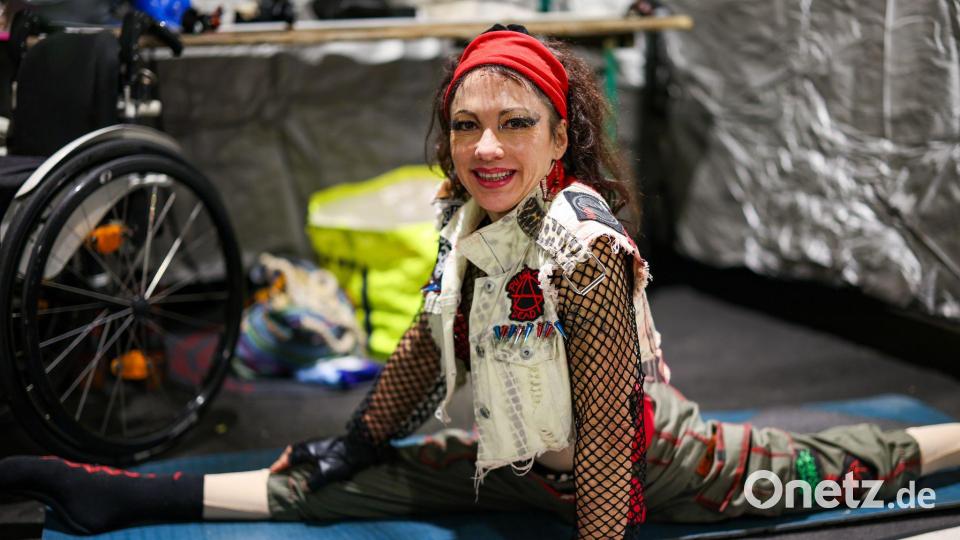 Sie ist vom Bauchnabel abwärts gelähmt, dann wagte sie einen Handstand, der alles veränderte. Bild: Christoph Reichwein/dpa