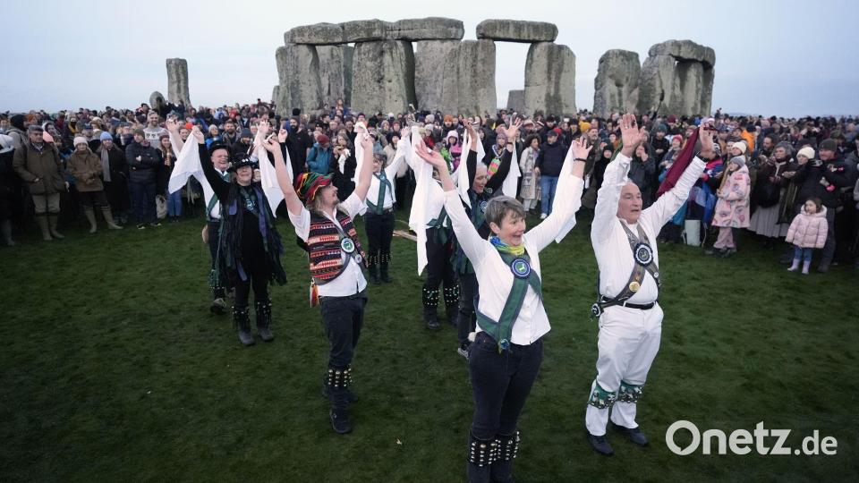 Rund um Stonehenge wird getanzt, gesungen und gefeiert. Bild: Andrew Matthews/PA Wire/dpa