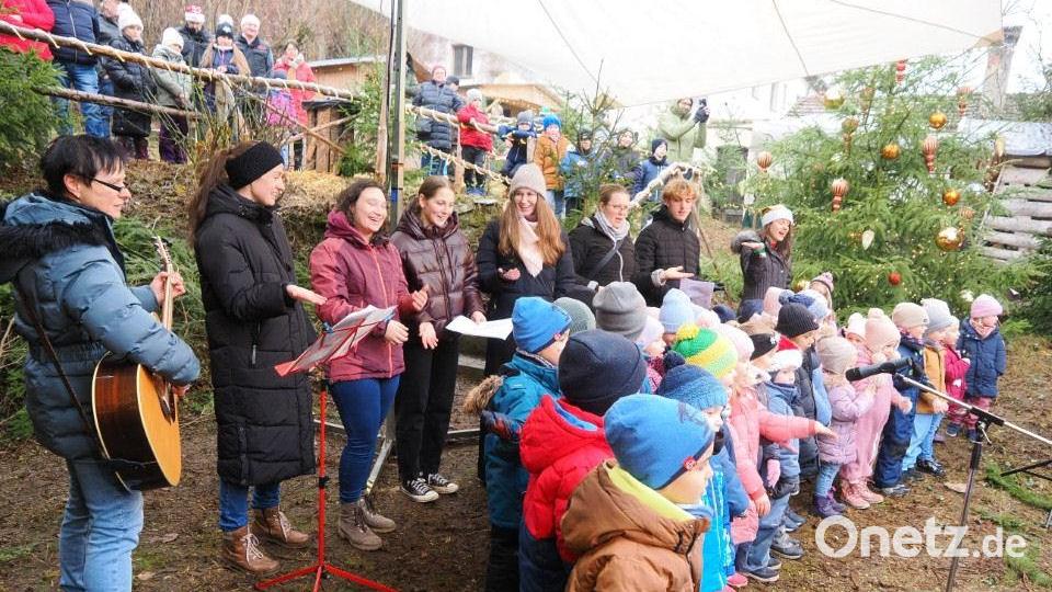 Der Auftritt der Kindergartenkinder am Burgberghang gehört bei der Ebermannsdorfer Burgweihnacht immer mit dazu. Bild: Georg Birner