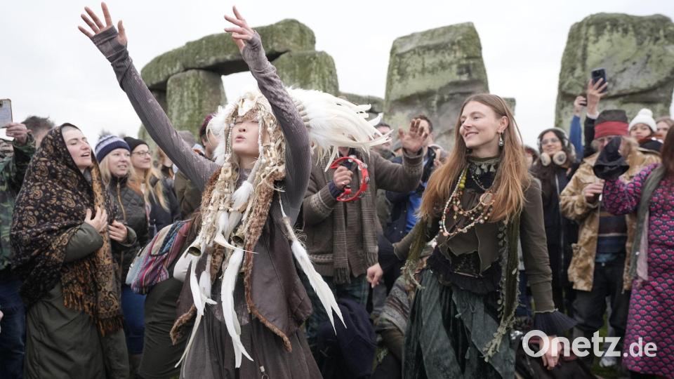 Zahlreiche Menschen feierten die Wintersonnenwende. Bild: Andrew Matthews/PA Wire/dpa