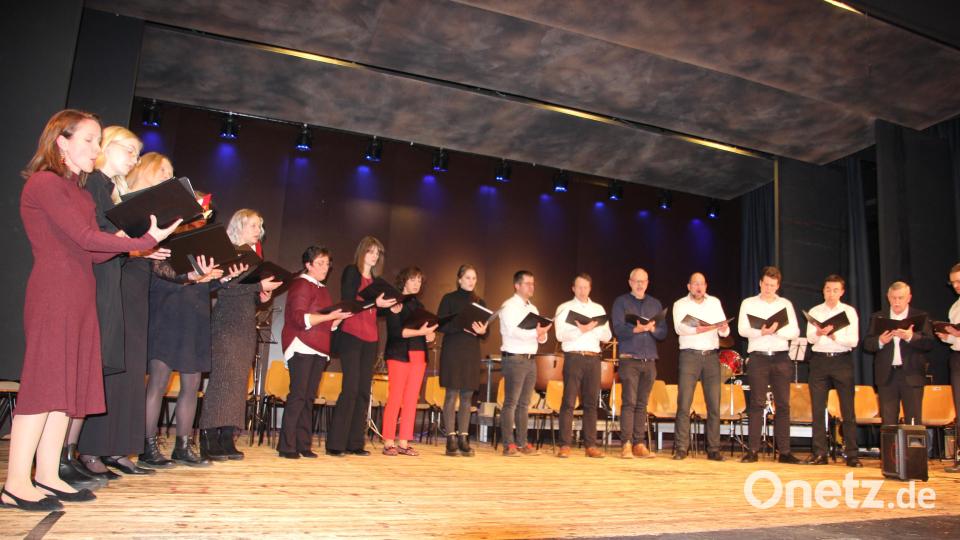 Der Lehrerchor des Stiftland-Gymnasiums singt "Zünd a Liacht für di an". Bild: kro