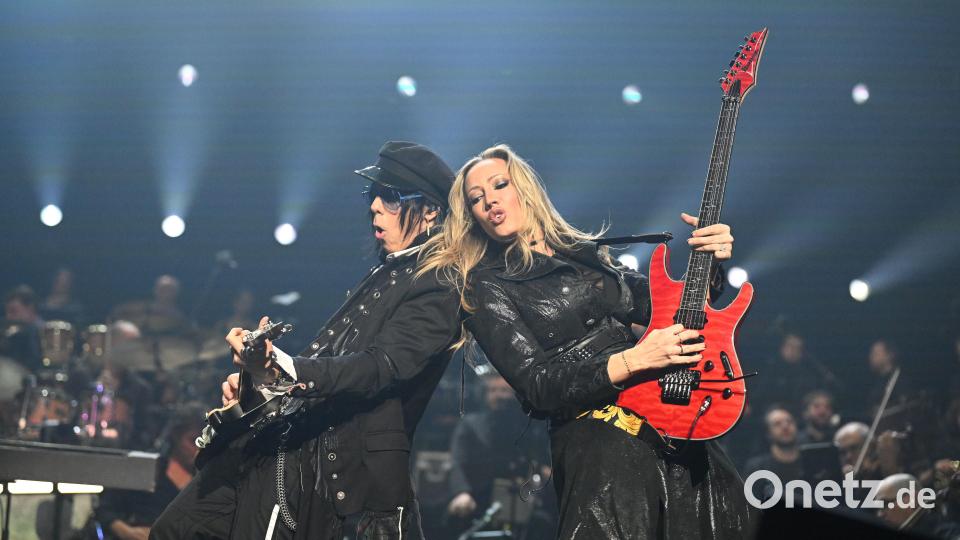 Volle Gitarrenpower (Tommy Henriksen und Nita Strauss). Bild: Tobias Schwarzmeier