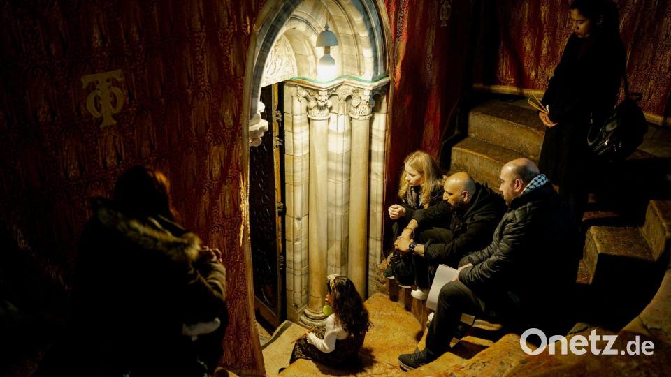 Christen sitzen auf den Stufen der Grotte unter der Basilika, dem angeblichen Geburtsort Jesu Christi, in der Geburtskirche in Bethlehem. Bild: Erik Marmor/dpa