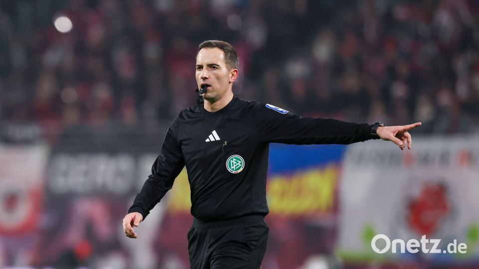 Schiedsrichter Benjamin Brand steht nach dem Spiel im Fokus der Kritik. Bild: Jan Woitas/dpa