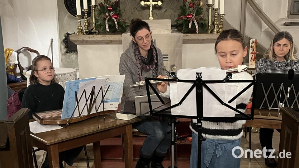 Marina Rischan mit den Nachwuchsmusikantinnen Thea (von links), Clara und Anita beim Vortrag von weihnachtlichen Weisen beim Konzert "Zither und mehr". Bild: hdk
