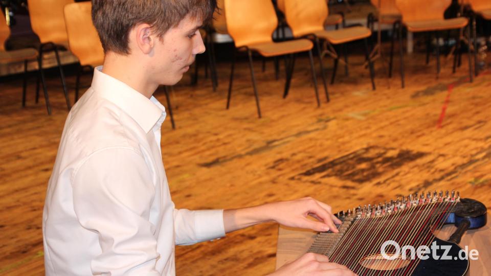Paul Gleißner präsentiert mit der Zither das Menuett von Johann Sebastian Bach. Bild: kro