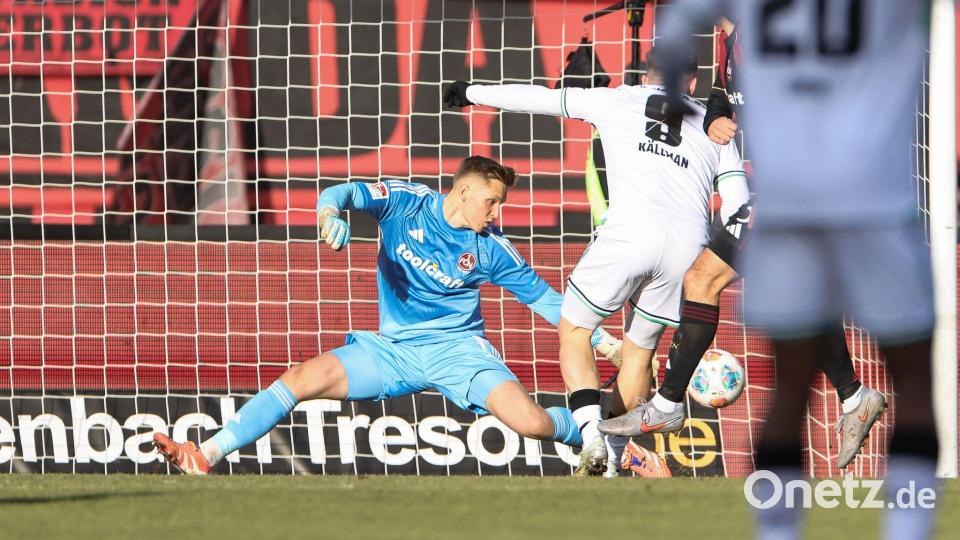 Torwart im Fokus: Jan Reichert hält einen Schuss von Hannovers Stürmer Benjamin Källman. Bild: Daniel Löb/dpa