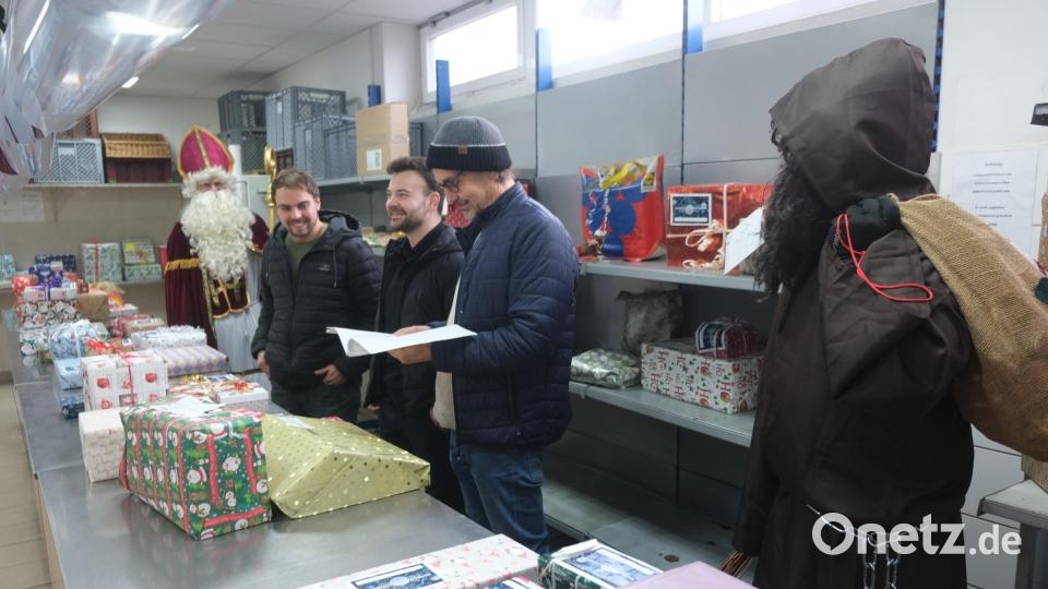 120 Weihnachtswünsche erfüllten Werksangehörige von Siemens. Zur Päckchenausgabe waren auch Nikolaus und Knecht Rupprecht dabei. Bild: usc