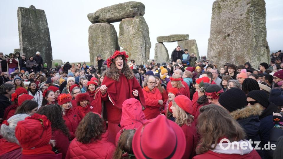 In den frühen Morgenstunden versammelten sich die Besucher. Bild: Andrew Matthews/PA Wire/dpa