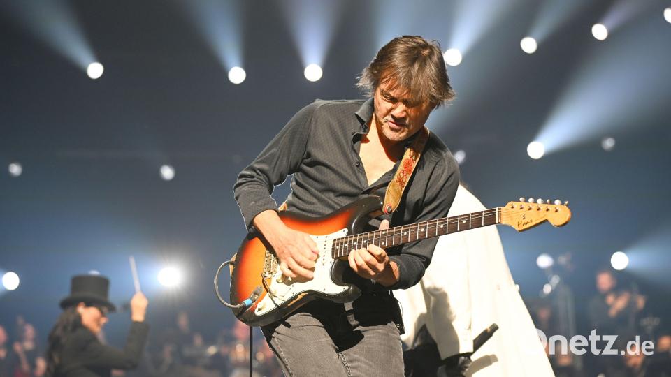 NOTP-Gitarrist Arnold van Dongen in Aktion. Bild: Tobias Schwarzmeier