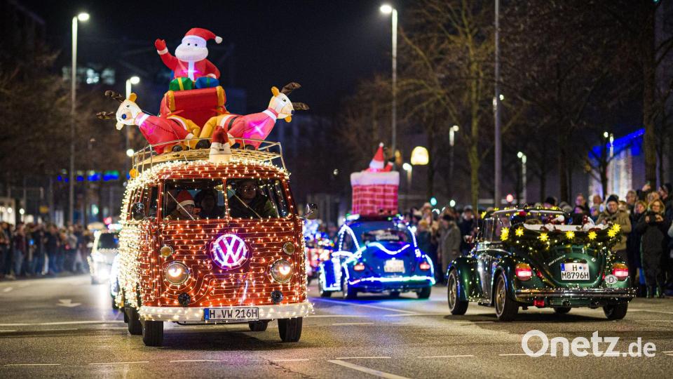 Siebte Twinkle Light Cruise: weihnachtlich geschmückte Fahrzeuge rollen durch Hannover Bild: Moritz Frankenberg/dpa