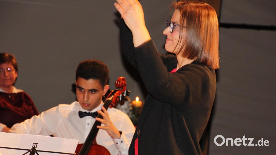 Stefanie Heinrich dirigiert das Orchester. Bild: kro