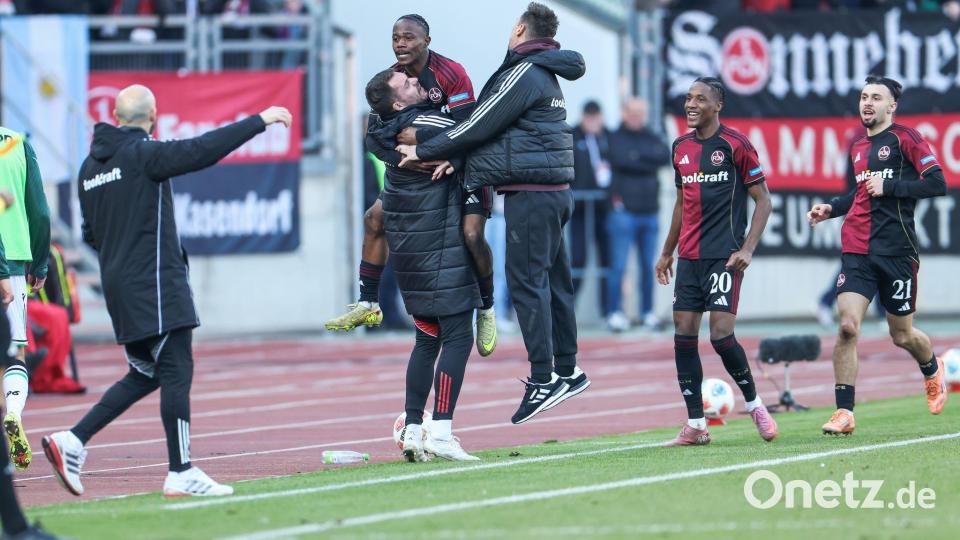 Ausgelassener Nürnberger Jubel mit Torschütze Mohamed Zoma (oben links) und Trainer Miroslav Klose nach dem 2:1. Bild: Daniel Löb/dpa