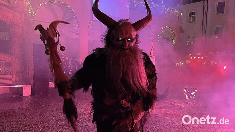 Wenn der gehörnte Krampus mit seinen glühenden Augen aus dem leuchtenden Rauch heraustritt, haben nicht nur Kindern, sondern auch Erwachsene Respekt. Bild: Susanne Schwab