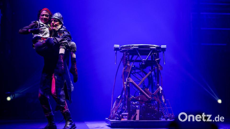 Ehemann Didier Dvorak, der ebenfalls gelernter Akrobat ist, unterstützt Pan bei ihrem Auftritt. Bild: Christoph Reichwein/dpa