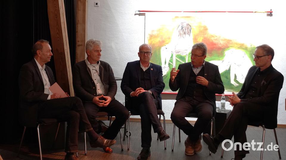 Bei der Kick-off-Veranstaltung zum „Aller.Land“-Projekt Lebensraum Goldene Straße diskutierten unter anderem (von rechts) Bernd Sommer (Vorsitzender IKom Stiftland), Alfred Wolf (Vorsitzender Via Carolina), Bernhard Lindner (Sprecher ILE AOVE) und Robert Lindner (Vorsitzender ILE Naturparkland) unter der Moderation von Thomas Bärthlein. Bild: Holger Stiegler, ALE Oberpfalz