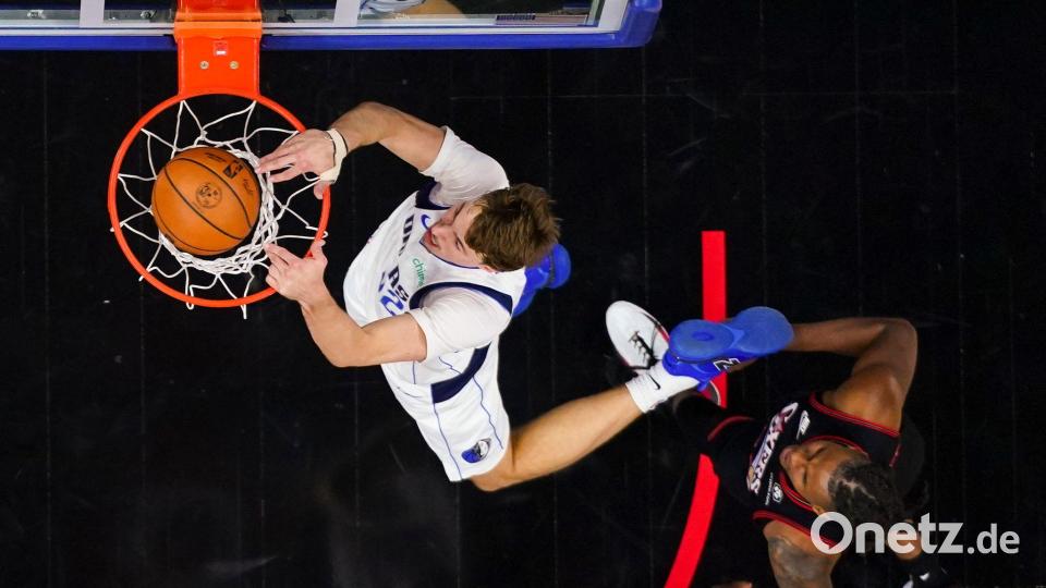 NBA: Flagg (l) und Walker im Einsatz bei 76ers gegen Mavericks in Philadelphia Bild: Chris Szagola/AP/dpa
