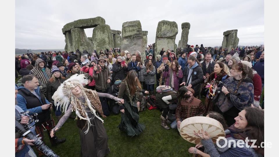 Menschen feiern die Wintersonnenwende am prähistorischen Monument von Stonehenge. Bild: Andrew Matthews/PA Wire/dpa