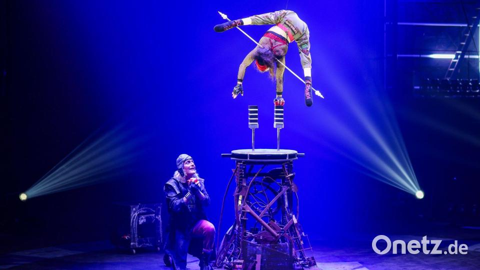 Bei ihrer Darbietung balanciert Silke Pan auf Handstandstützen - und steigt mit den Klötzen immer weiter in die Höhe. Bild: Christoph Reichwein/dpa