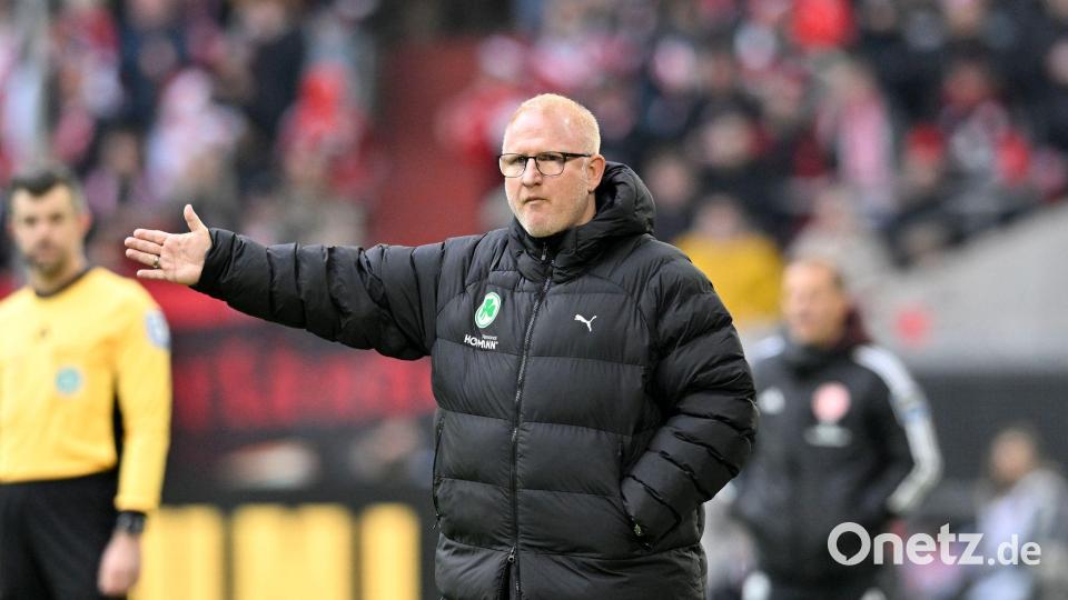In der Winterpause will der neue Trainer Heiko Vogel seiner Mannschaft den Weg zu einer effektiveren Defensive zeigen. Bild: Anke Waelischmiller/dpa